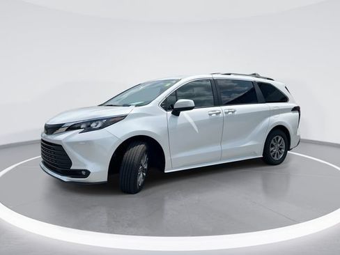 Used 2026 Toyota Sienna XLE FWD image 1