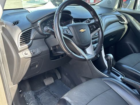 Used 2022 Chevrolet Trax LT w/ LT Convenience Package image 18
