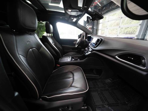 Used 2025 Chrysler Pacifica Limited FWD image 27