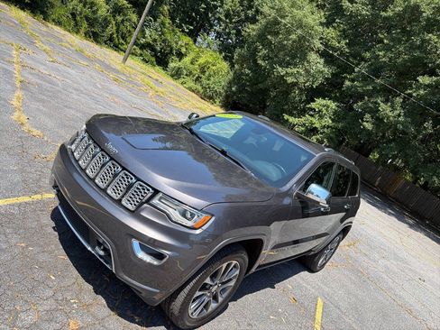 Used 2018 Jeep Grand Cherokee Overland AWD/4WD image 10