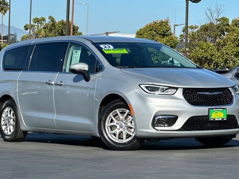Used 2023 Chrysler Pacifica Touring-L FWD image 2