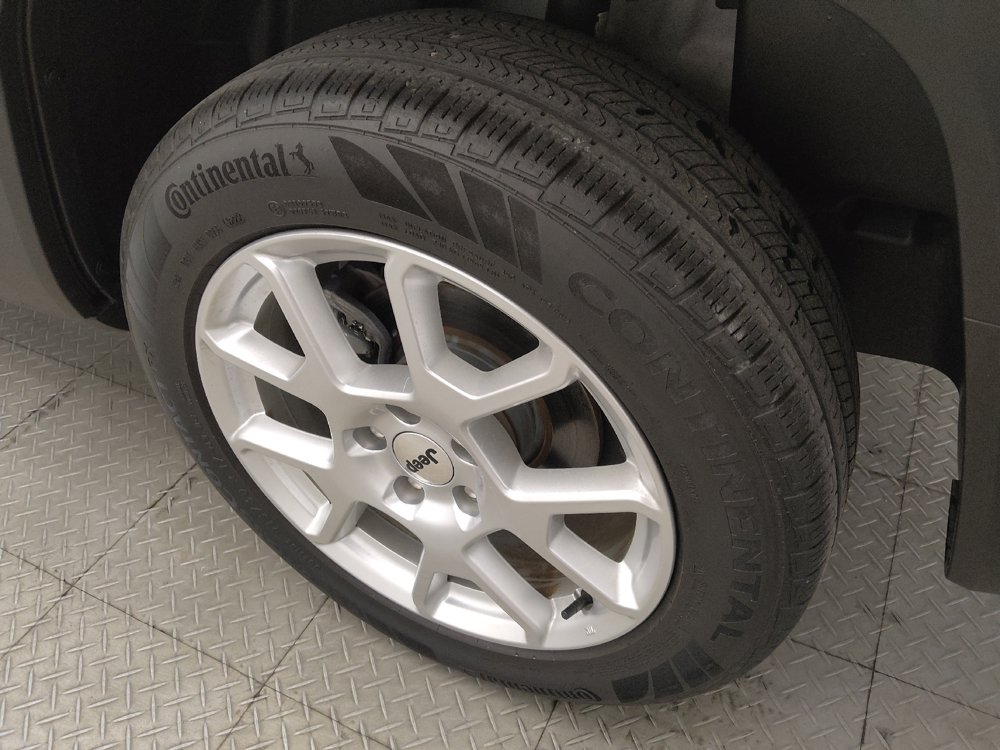 Used 2022 Jeep Renegade Latitude AWD/4WD image 31