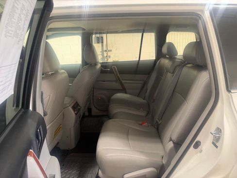 Used 2013 Toyota Highlander Limited AWD/4WD image 16
