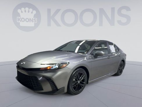 Used 2025 Toyota Camry SE FWD image 4
