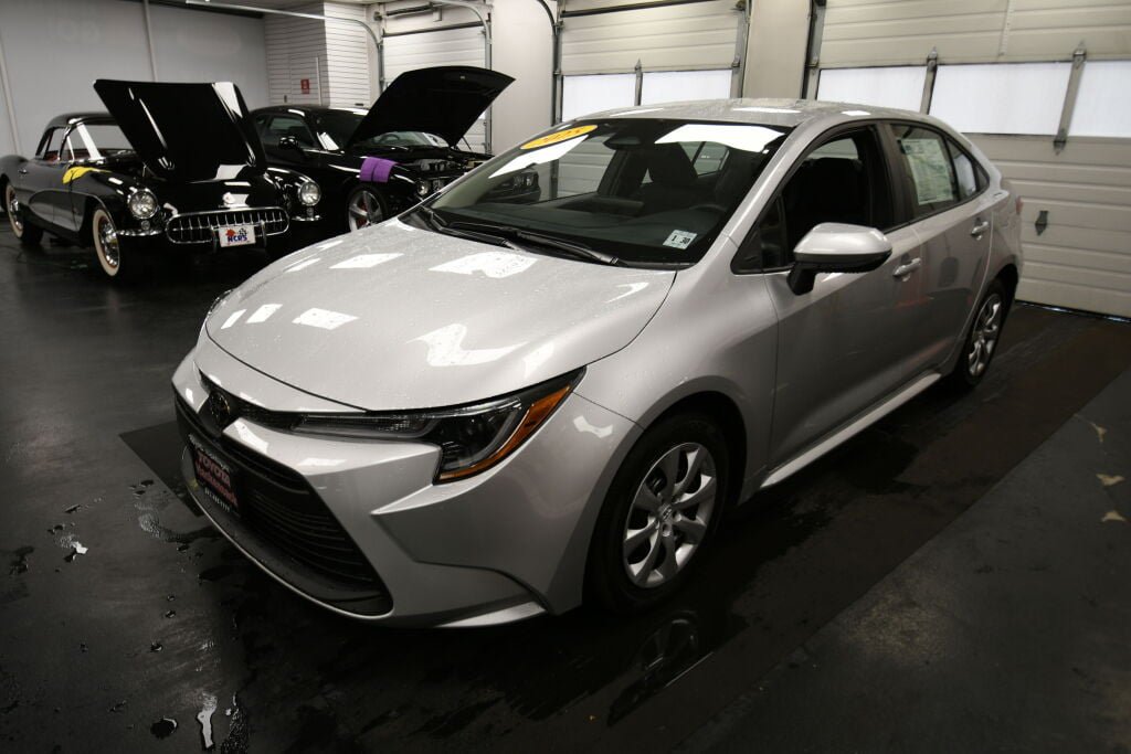Certified 2025 Toyota Corolla LE FWD image 4