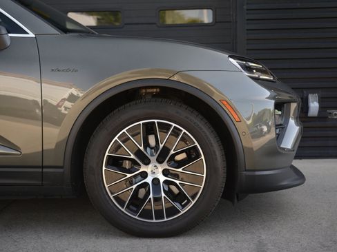 Certified 2025 Porsche Macan 4S Electric AWD/4WD image 40
