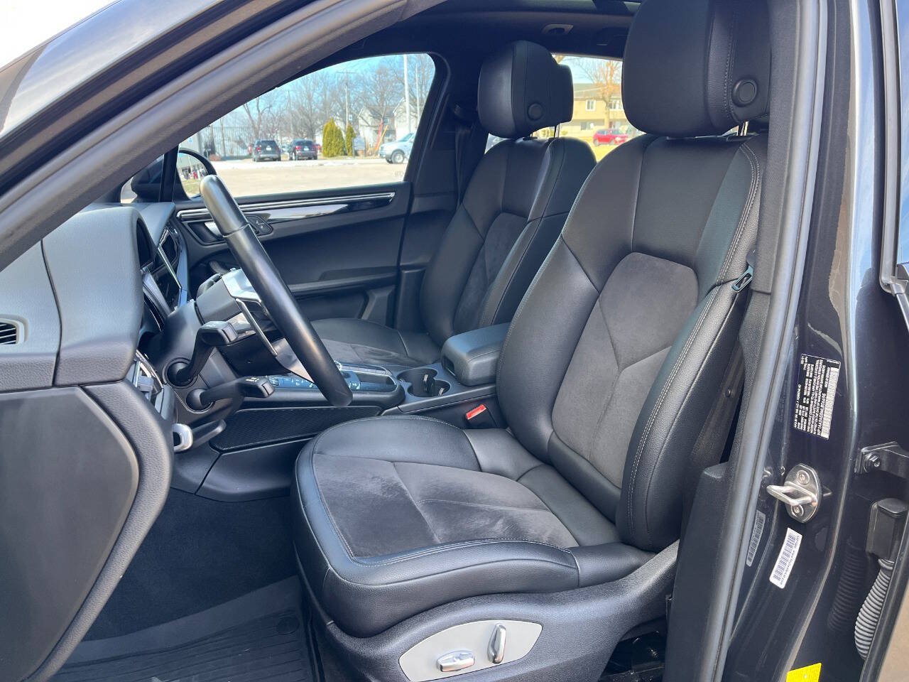 Used 2021 Porsche Macan AWD/4WD image 30