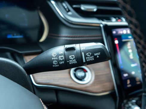 Used 2022 Jeep Grand Cherokee L Summit w/ Luxury Tech Group V image 28