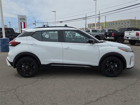 New 2024 Nissan Kicks SR w/ SR Premium Package image 12
