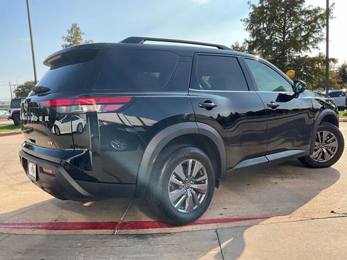 Used 2024 Nissan Pathfinder SV image 6