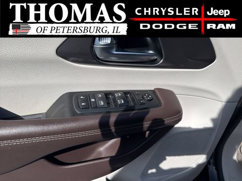 Used 2019 Chrysler Pacifica Touring Plus w/ Tire & Wheel Group FWD image 19