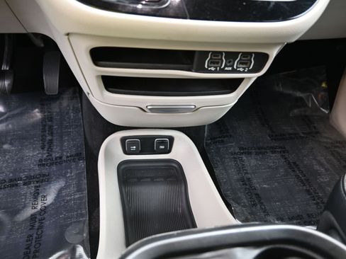 Used 2021 Chrysler Voyager Lxi image 21