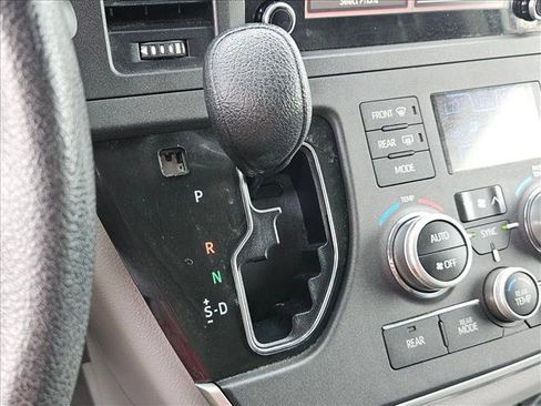Used 2020 Toyota Sienna L image 11