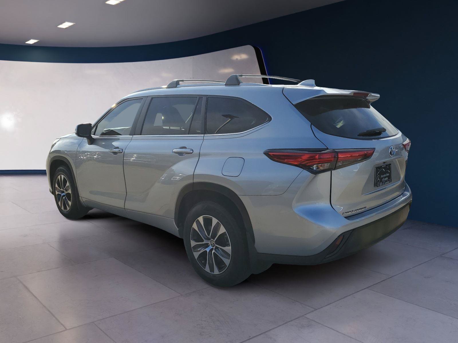 Used 2023 Toyota Highlander XLE FWD image 3