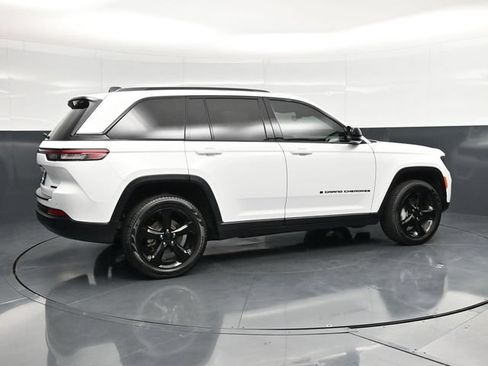 Used 2025 Jeep Grand Cherokee Limited w/ Black Appearance Package AWD/4WD image 2
