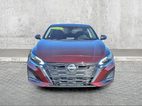 Used 2024 Nissan Altima 2.5 SV image 3