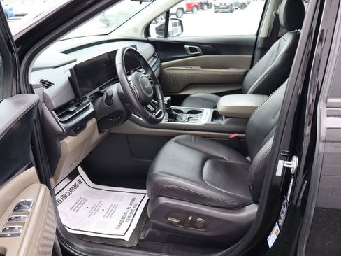 Used 2025 Kia Carnival FWD image 6