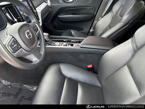Used 2018 Volvo XC60 T5 Momentum w/ Convenience Package image 12