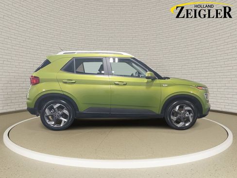 Certified 2024 Hyundai Venue SEL FWD image 4