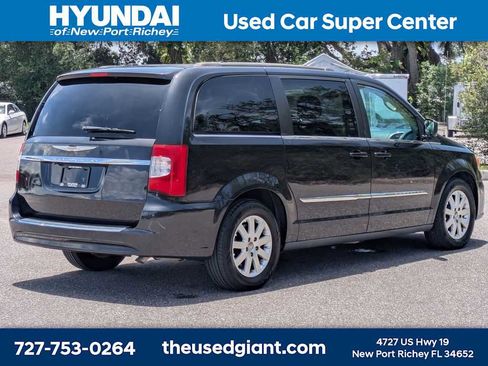 Used 2014 Chrysler Town & Country Touring FWD image 5