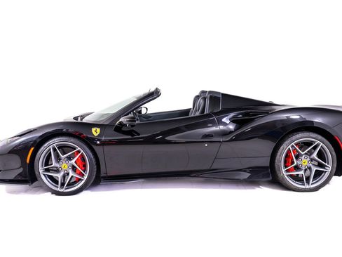 Used 2021 Ferrari F8 Tributo image 2
