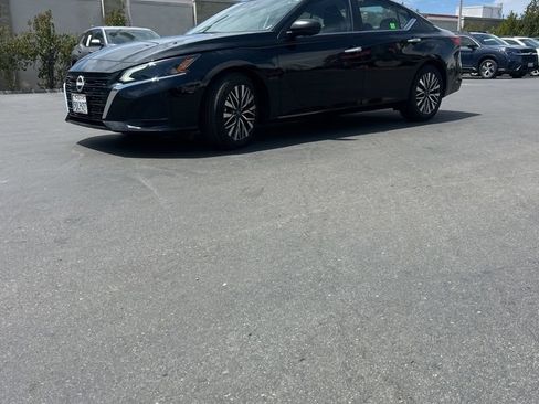 Used 2025 Nissan Altima 2.5 SV FWD image 1