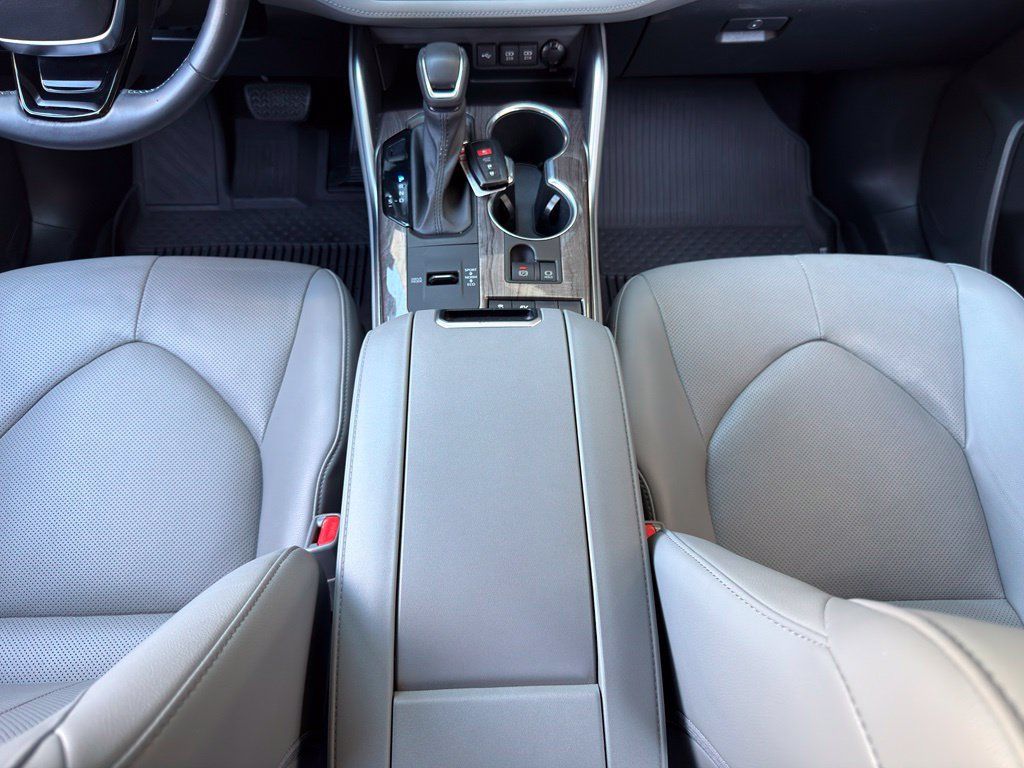 Used 2021 Toyota Highlander Limited FWD image 16