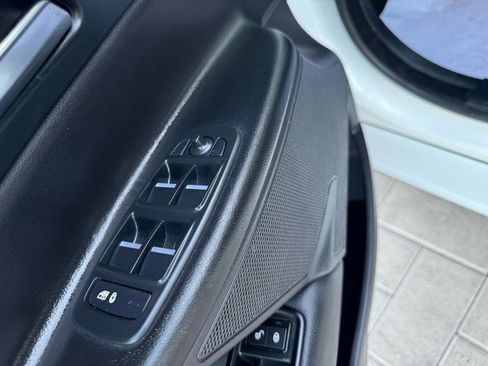 Used 2017 Jaguar XE image 11