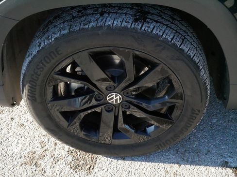 Certified 2022 Volkswagen Taos SE image 15