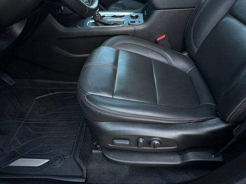 Used 2023 Chevrolet Traverse RS FWD image 13