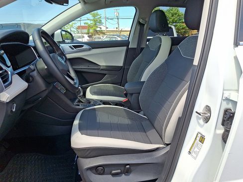 Used 2025 Volkswagen Taos SE image 23