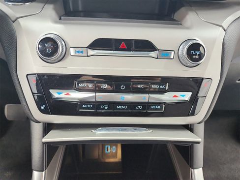 Used 2024 Ford Explorer XLT w/ Equipment Group 202A image 29