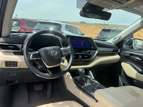 Used 2023 Toyota Highlander Limited image 3