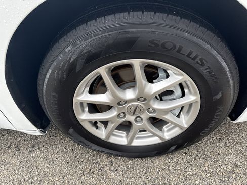 Used 2024 Chrysler Pacifica Touring-L image 27