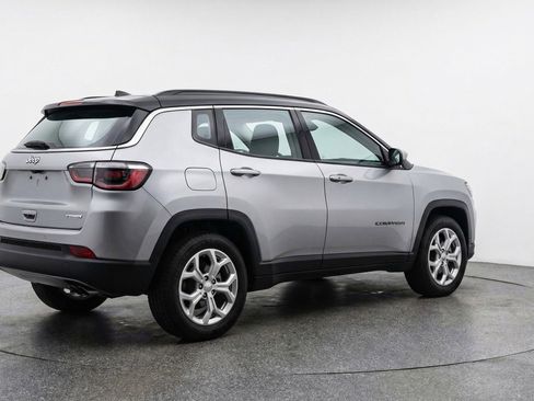 Used 2025 Jeep Compass Latitude image 9