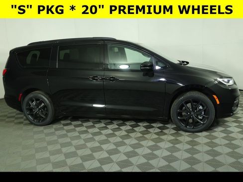 New 2026 Chrysler Pacifica Limited w/ S Appearance Package image 8