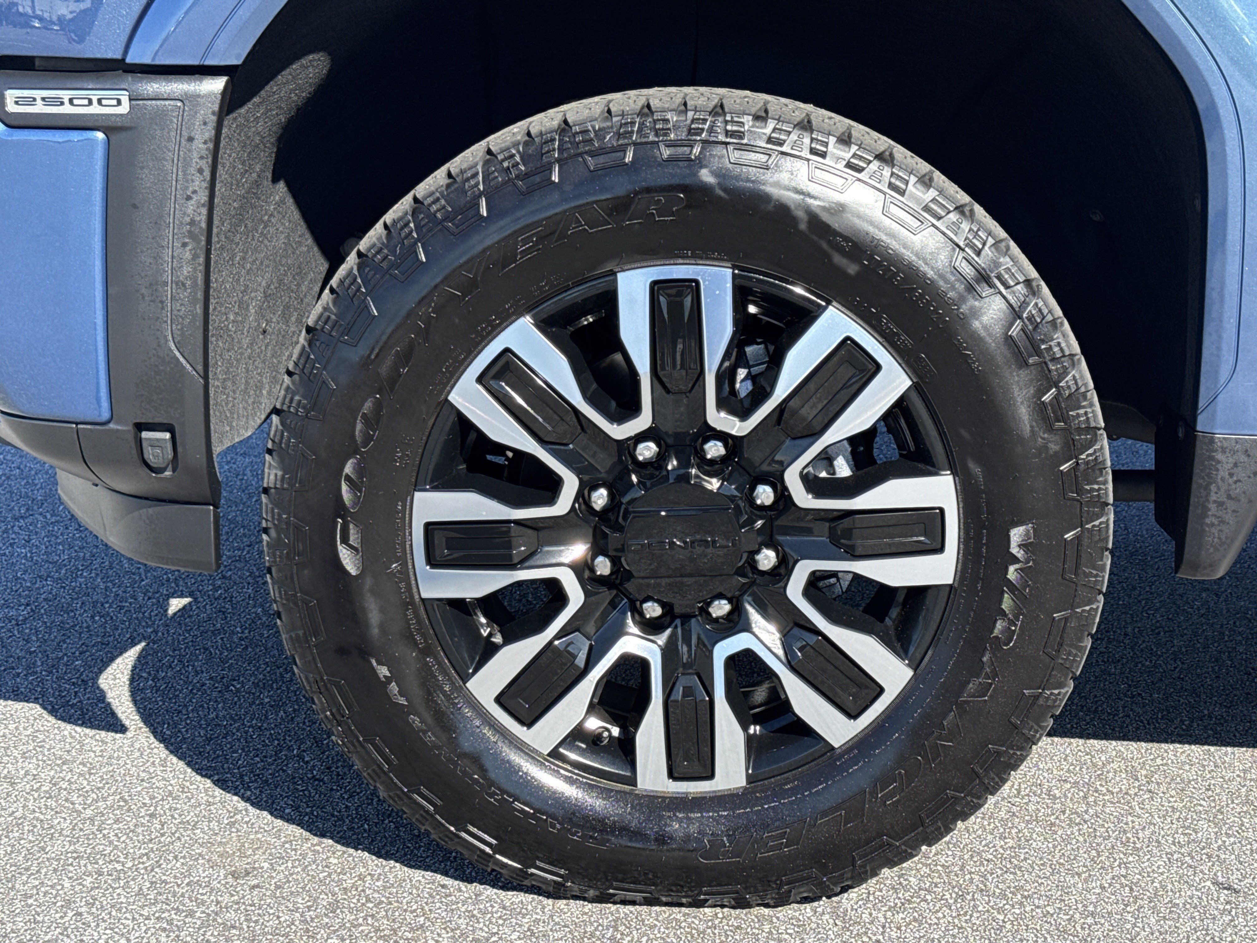 Used 2025 GMC Sierra 2500 Denali Ultimate AWD/4WD image 13