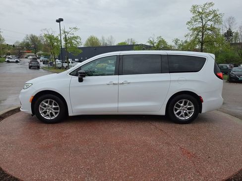 Used 2024 Chrysler Pacifica Touring-L FWD image 2
