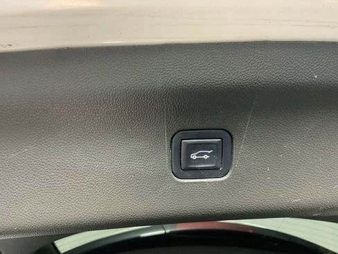Used 2019 Buick Enclave Essence image 30