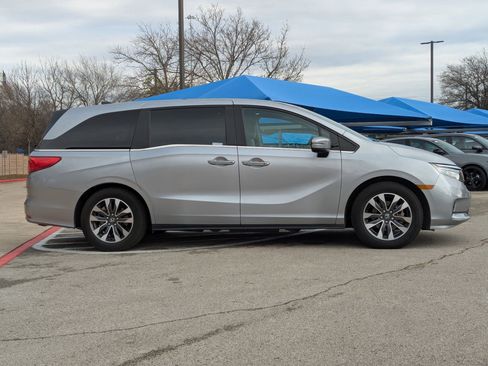 Used 2024 Honda Odyssey EX-L image 3