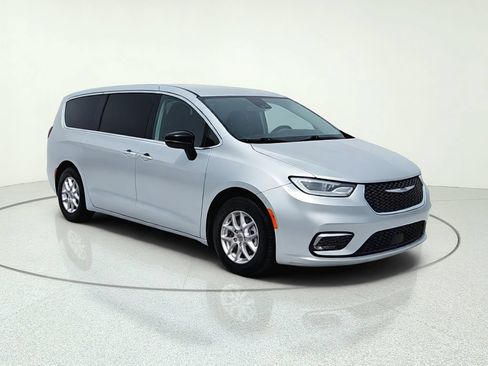 Used 2024 Chrysler Pacifica Touring-L FWD image 1