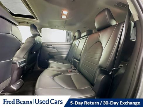 Used 2022 Toyota Highlander XLE AWD/4WD image 30