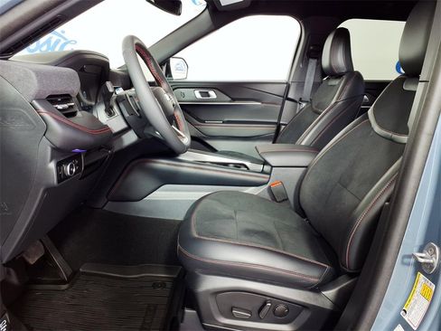Used 2025 Ford Explorer ST image 7