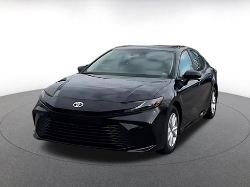 Used 2025 Toyota Camry LE image 3