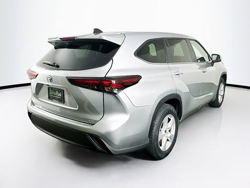 Used 2024 Toyota Highlander LE image 9