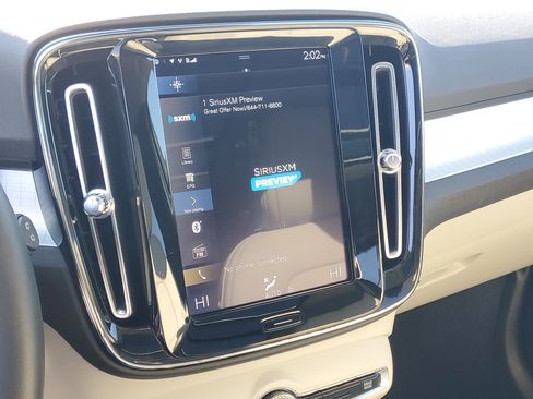 Used 2019 Volvo XC40 T5 Momentum image 16