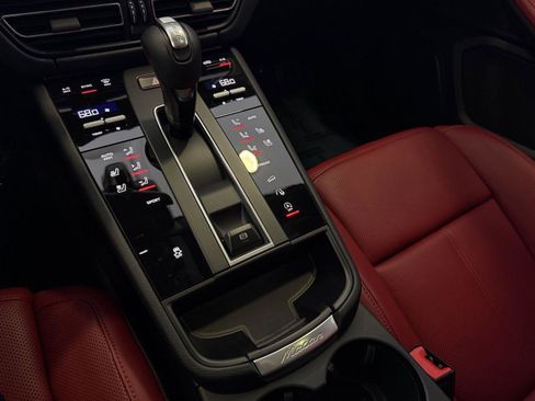 Used 2025 Porsche Macan image 19