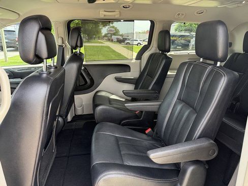 Used 2015 Chrysler Town & Country Touring-L w/ Driver Convenience Group FWD image 10
