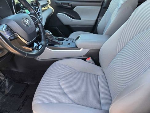 Used 2021 Toyota Highlander LE image 17