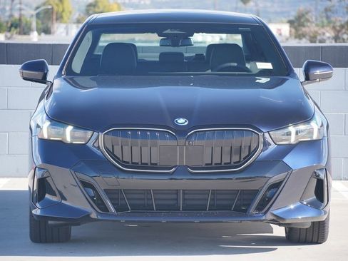 New 2026 BMW 550e xDrive w/ Premium Package image 2